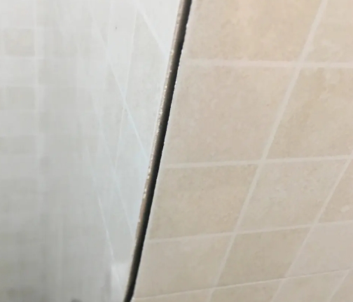 丰县瓷砖空鼓维修公司分享阳台瓷砖脱落的修复过程可以分为以下几个步骤