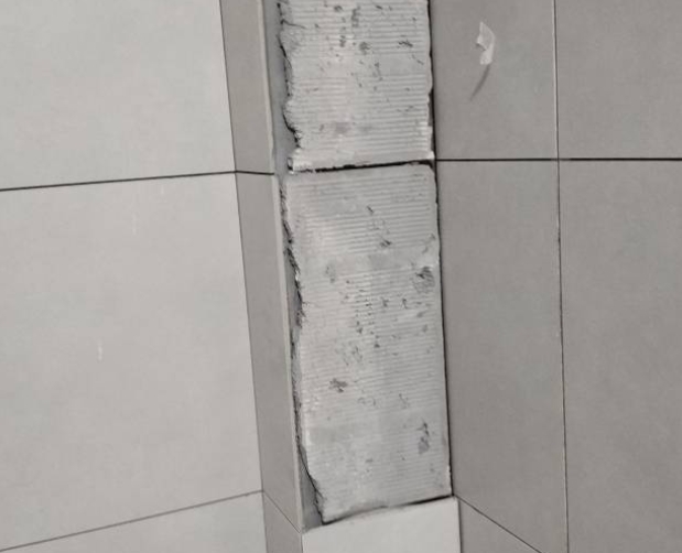 丰县瓷砖空鼓维修公司分享下瓷砖施工前基层浇水润湿程度不足，可能导致以下问题